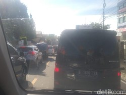 Arah Turun Puncak Menuju Gadog Terpantau Ramai Lancar Sore Ini