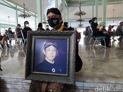 Pelayat Berdatangan Jelang Pemakaman KGPAA Mangkunegara IX