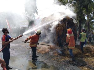 Pikap Muat Jerami Setinggi Lebih 3 Meter Terbakar, Diduga Terkena Gesekan Kabel