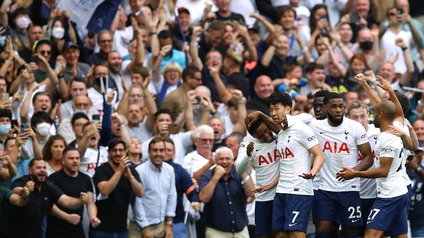 Soccer Football - Premier League - Tottenham Hotspur v Manchester City - Tottenham Hotspur Stadium, London, Britain - August 15, 2021 Tottenham Hotspur's Son Heung-min celebrates scoring their first goal with teammates REUTERS/David Klein EDITORIAL USE ONLY. No use with unauthorized audio, video, data, fixture lists, club/league logos or 'live' services. Online in-match use limited to 75 images, no video emulation. No use in betting, games or single club /league/player publications.  Please contact your account representative for further details.