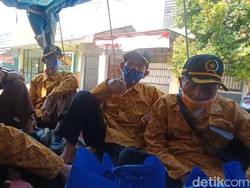 Demi Ambil Bantuan, Veteran di Karawang Rela Berdesakan-Naik Pick Up