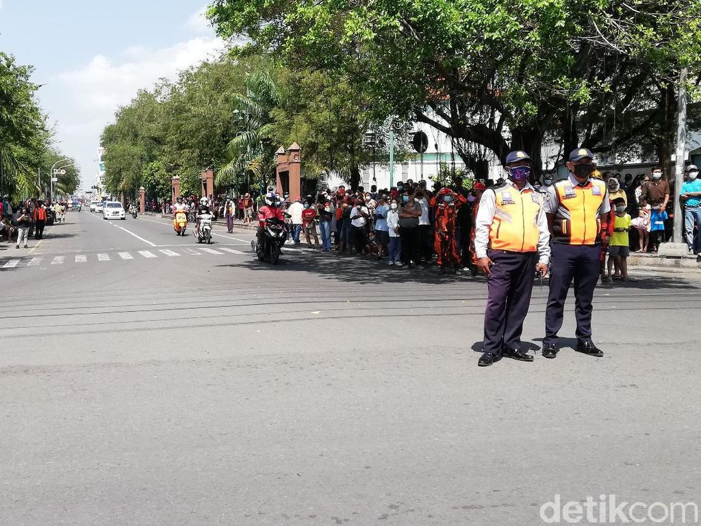 KGPAA Mangkunegara IX Dimakamkan, Warga Padati Jalanan Kota Solo