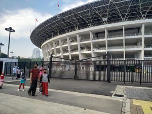 Sarana Olahraga Outdoor di DKI Dibuka, Warga Ramai-ramai Sambangi GBK Sarana Olahraga Outdoor di DKI Dibuka, Warga Ramai-ramai Sambangi GBK