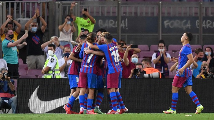 BARCELONA, SPAIN - AUGUST 15: Martin Braithwaite of FC Barcelona celebrates with team mates after scoring their sides second goal during the LaLiga Santander match between FC Barcelona and Real Sociedad at Camp Nou on August 15, 2021 in Barcelona, Spain. FC Barcelona will host between 20,000 and 22,0000 fans in the stadium as the Regional government has authorised a capacity of 30 percent with the requirement to maintain a meter and a half distance between people or groups of people who have tickets. (Photo by Alex Caparros/Getty Images)