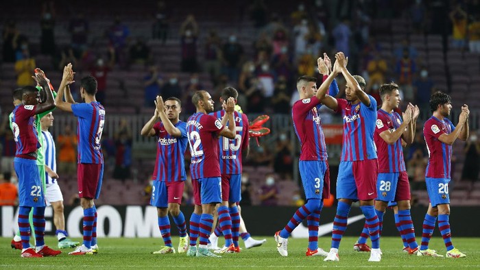 Barcelona players applaud the fans at the end of a Spanish La Liga soccer match between Barcelona and Real Sociedad at Camp Nou stadium in Barcelona, Spain, Sunday, Aug. 15, 2021. Barcelona won 4-2. (AP Photo/Joan Monfort)