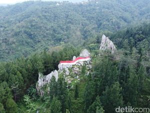 Keren! Bendera Merah Putih Membentang di Puncak Bukit Terjal Banjarnegara