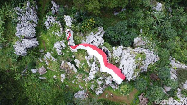 Bendera Merah Putih Raksasa Membentang di Puncak Bukit Karang Gumantung
