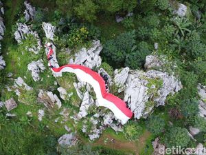 Bentangan Merah Putih di Puncak Karang Gumantung dari Lensa Drone Bentangan Merah Putih di Puncak Karang Gumantung dari Lensa Drone