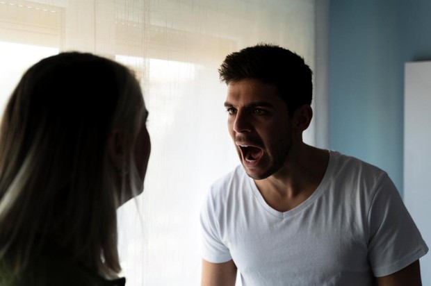 Cara pertama untuk menyikapi pasangan yang mudah bilang putus saat bertengkar adalah dengan menjaga emosi.