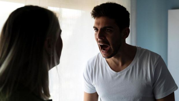 Cara pertama untuk menyikapi pasangan yang mudah bilang putus saat bertengkar adalah dengan menjaga emosi.