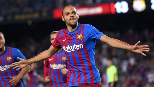 BARCELONA, SPAIN - AUGUST 15: Martin Braithwaite of FC Barcelona celebrates after scoring their team's third goal  during the LaLiga Santander match between FC Barcelona and Real Sociedad at Camp Nou on August 15, 2021 in Barcelona, Spain. FC Barcelona will host between 20,000 and 22,0000 fans in the stadium as the Regional government has authorised a capacity of 30 percent with the requirement to maintain a meter and a half distance between people or groups of people who have tickets. (Photo by Alex Caparros/Getty Images)