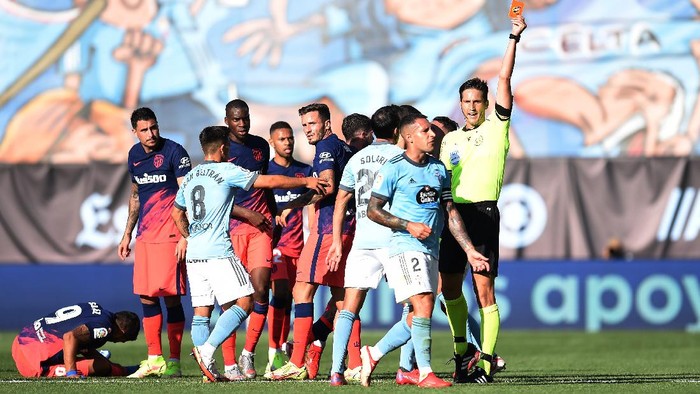 VIGO, SPAIN - AUGUST 15: Match Referee, Jose Luis Munuera Montero shows a red card to Hugo Mallo of Celta de Vigo during the LaLiga Santander match between RC Celta de Vigo and Club Atletico de Madrid at Abanca-Balaídos on August 15, 2021 in Vigo, Spain. (Photo by Juan Manuel Serrano Arce/Getty Images)