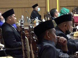 Anggota DPRD Kota Probolinggo Buka Masker dan HP Saat Dengar Pidato Kenegaraan