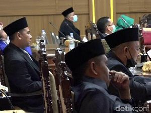 Anggota DPRD Kota Probolinggo Buka Masker dan HP Saat Dengar Pidato Kenegaraan Anggota DPRD Kota Probolinggo Buka Masker dan HP Saat Dengar Pidato Kenegaraan