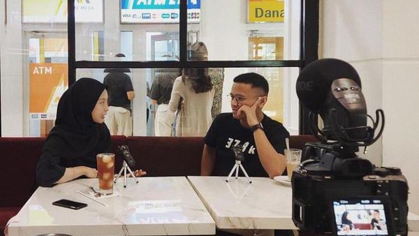 Keseruan Gita Savitri dan Paul Partohap Saat Cicip Makanan Enak
