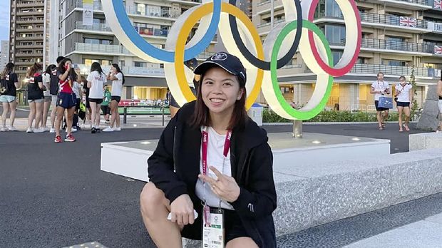 Greysia Polii, pebulutangkis sektor ganda putri Indonesia, mengenakan sneaker lokal berlabel Fine Counsel dalam kesempatan Olimpiade Tokyo 2020. Sneaker asli Malang ini pun sampai ke Istana Kepresidenan dan dikenakan Presiden Joko Widodo.Credit : Dok. pribadi Greysia Polii