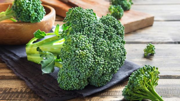 Healthy green organic raw broccoli on a wooden table