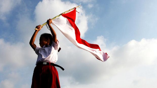 an elementary school pupils raised the Indonesian flag