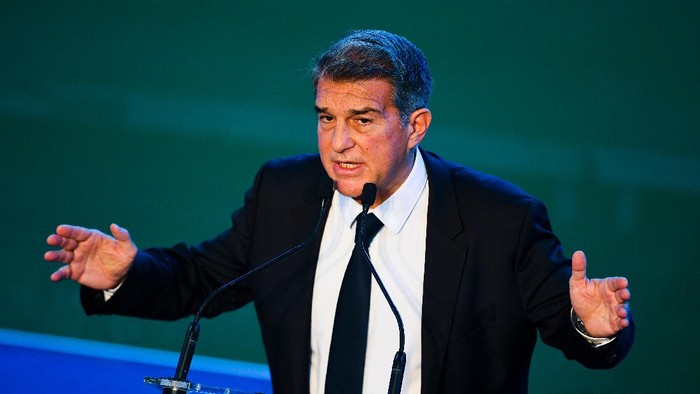 BARCELONA, SPAIN - MARCH 17: New FC Barcelona President Joan Laporta delivers his speech during the official inauguration at Camp Nou on March 17, 2021 in Barcelona, Spain. (Photo by David Ramos/Getty Images)