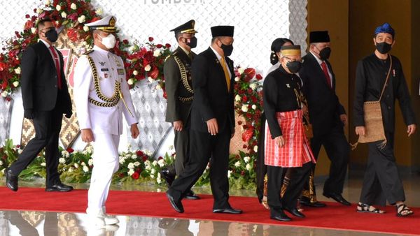 Jokowi Kenakan Baju Adat Baduy di Sidang Tahunan MPR Jokowi Kenakan Baju Adat Baduy di Sidang Tahunan MPR