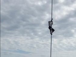 Ingat-ingat Lagi Video Viral Joni Pemanjat Tiang Bendera