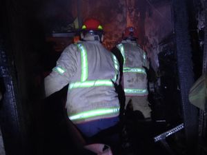 Kantor Distributor Kartu Seluler di Makassar Terbakar