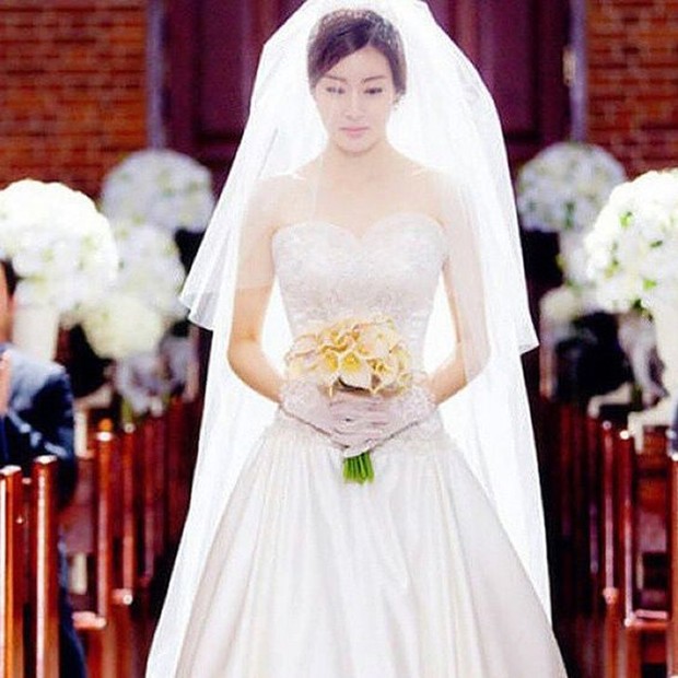 Kang Sora dengan gaun pernikahan