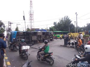 DAMRI Terguling Usai Tabrakan Kontra Truk di Medan, Lalin Macet