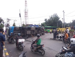 DAMRI Terguling Usai Tabrakan Kontra Truk di Medan, Lalin Macet