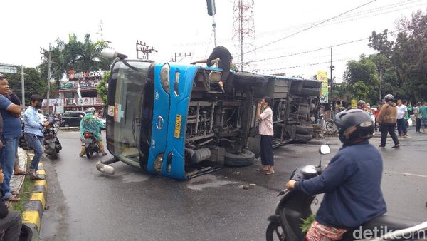 Potret Damri Terguling di Medan Usai Tabrakan dengan Truk