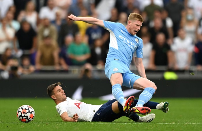 LONDON, ENGLAND - AUGUST 15: Kevin De Bruyne of Manchester City is challenged by Giovani Lo Celso of Tottenham Hotspur during the Premier League match between Tottenham Hotspur and Manchester City at Tottenham Hotspur Stadium on August 15, 2021 in London, England. (Photo by Shaun Botterill/Getty Images)