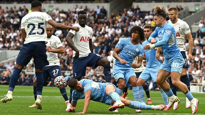 LONDON, ENGLAND - AUGUST 15: Ruben Dias of Manchester City wins a header during the Premier League match between Tottenham Hotspur and Manchester City at Tottenham Hotspur Stadium on August 15, 2021 in London, England. (Photo by Shaun Botterill/Getty Images)