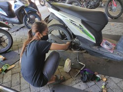 Saat Pandemi COVID-19, Siswi Sidoarjo Pilih Jadi Mekanik Motor Isi Kebosanan