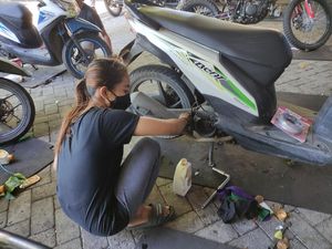 Saat Pandemi COVID-19, Siswi Sidoarjo Pilih Jadi Mekanik Motor Isi Kebosanan Saat Pandemi COVID-19, Siswi Sidoarjo Pilih Jadi Mekanik Motor Isi Kebosanan