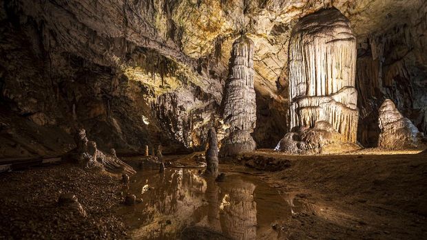 This photograph taken on May 25, 2021, shows stalagmites, stalactites and other cave formations in a part of the Postojna Cave in Postojna. - The grass flickered gently above a crack in the limestone and Ludvik Husu instinctively knew he had found what he was searching for: a new cave in Slovenia's dramatic Karst region. The tiny Alpine nation is unusually rich in such caves, which are a major tourist bonanza and have also been put to uses as varied as building a major medieval castle or hosting astronauts sent by the European Space Agency. (Photo by Jure Makovec / AFP)