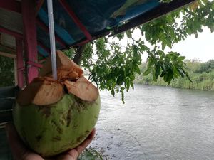 Santai Sejenak, Menikmati Es Kelapa Muda di Pinggir Sungai Cimanuk Santai Sejenak, Menikmati Es Kelapa Muda di Pinggir Sungai Cimanuk