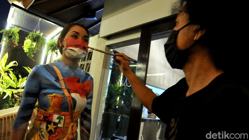 Semarak HUT RI, Seniman Bali Lukis Tubuh Model Semarak HUT RI, Seniman Bali Lukis Tubuh Model