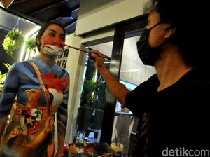 Semarak HUT RI, Seniman Bali Lukis Tubuh Model