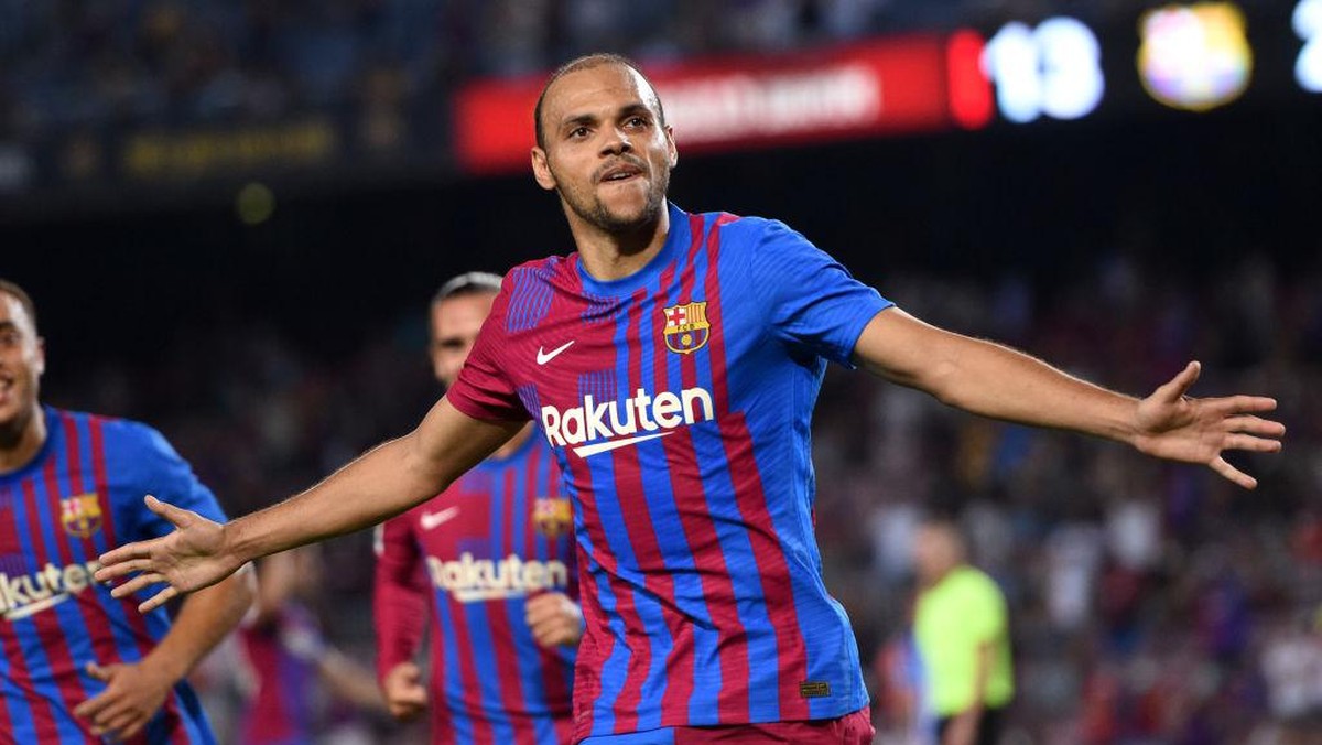 Martin Braithwaite mendapat sanjungan usai dua golnya untuk Barcelona. (Foto: Getty Images/Alex Caparros)