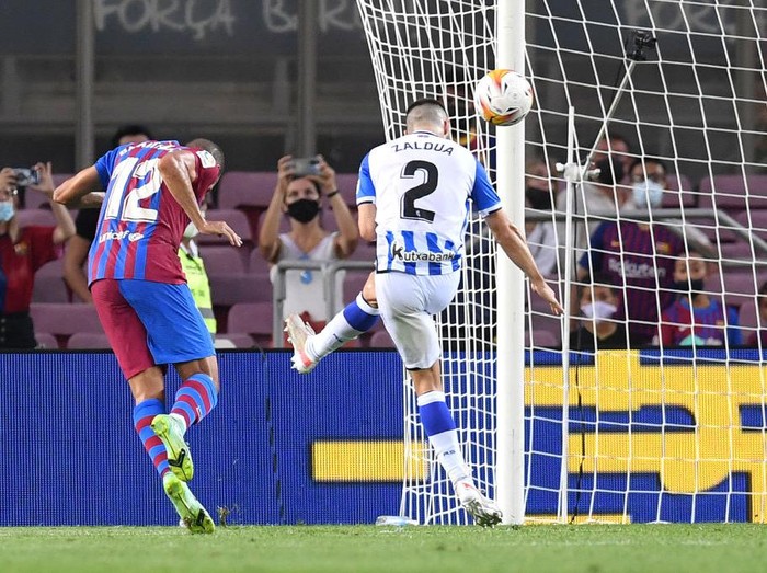 Barcelona menang 4-2 melawan Real Sociedad di laga pembuka LaLiga 2021/2022 setelah kepergian Lionel Messi. Martin 'Lord' Braithwaite tampil gemilang pada laga ini.