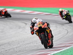 Drama Brad Binder Tetap Pakai Ban Kering di Lintasan Basah, Memang Boleh?