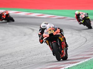 Drama Brad Binder Tetap Pakai Ban Kering di Lintasan Basah, Memang Boleh? Drama Brad Binder Tetap Pakai Ban Kering di Lintasan Basah, Memang Boleh?
