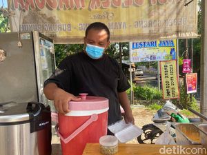 Kisah Mantan Chef Hotel Bintang 5 yang Kini Jualan Nasi Kebuli Pinggir Jalan Kisah Mantan Chef Hotel Bintang 5 yang Kini Jualan Nasi Kebuli Pinggir Jalan