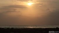 Foto: Sunset Ciamik di Pantai Cidora Rancabuaya Garut