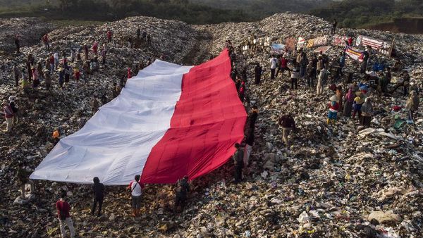 Pegiat Lingkungan Bentangkan Bendera Merah Putih di TPA Ciangir