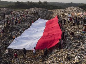 Pegiat Lingkungan Bentangkan Bendera Merah Putih di TPA Ciangir