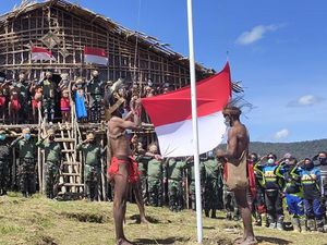 Terima Bendera Merah Putih dari Pangdam, Suku di Pegaf Papua Tegaskan Setia NKRI Terima Bendera Merah Putih dari Pangdam, Suku di Pegaf Papua Tegaskan Setia NKRI