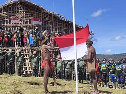 Terima Bendera Merah Putih dari Pangdam, Suku di Pegaf Papua Tegaskan Setia NKRI