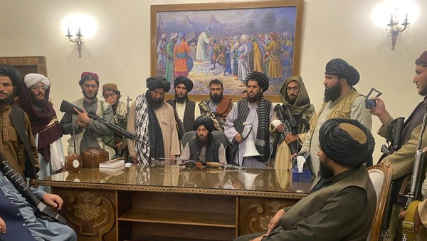 Taliban fighters take control of Afghan presidential palace after the Afghan President Ashraf Ghani fled the country, in Kabul, Afghanistan, Sunday, Aug. 15, 2021. (AP Photo/Zabi Karimi)