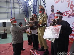 Tukang Becak Ini Terharu Menangi Kontes Becak Hias Merah Putih di Bojonegoro